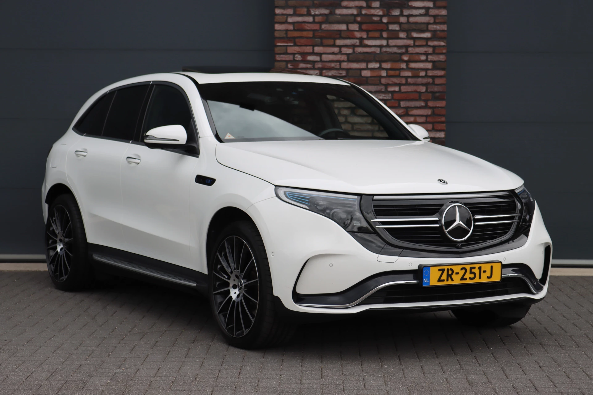 Hoofdafbeelding Mercedes-Benz EQC