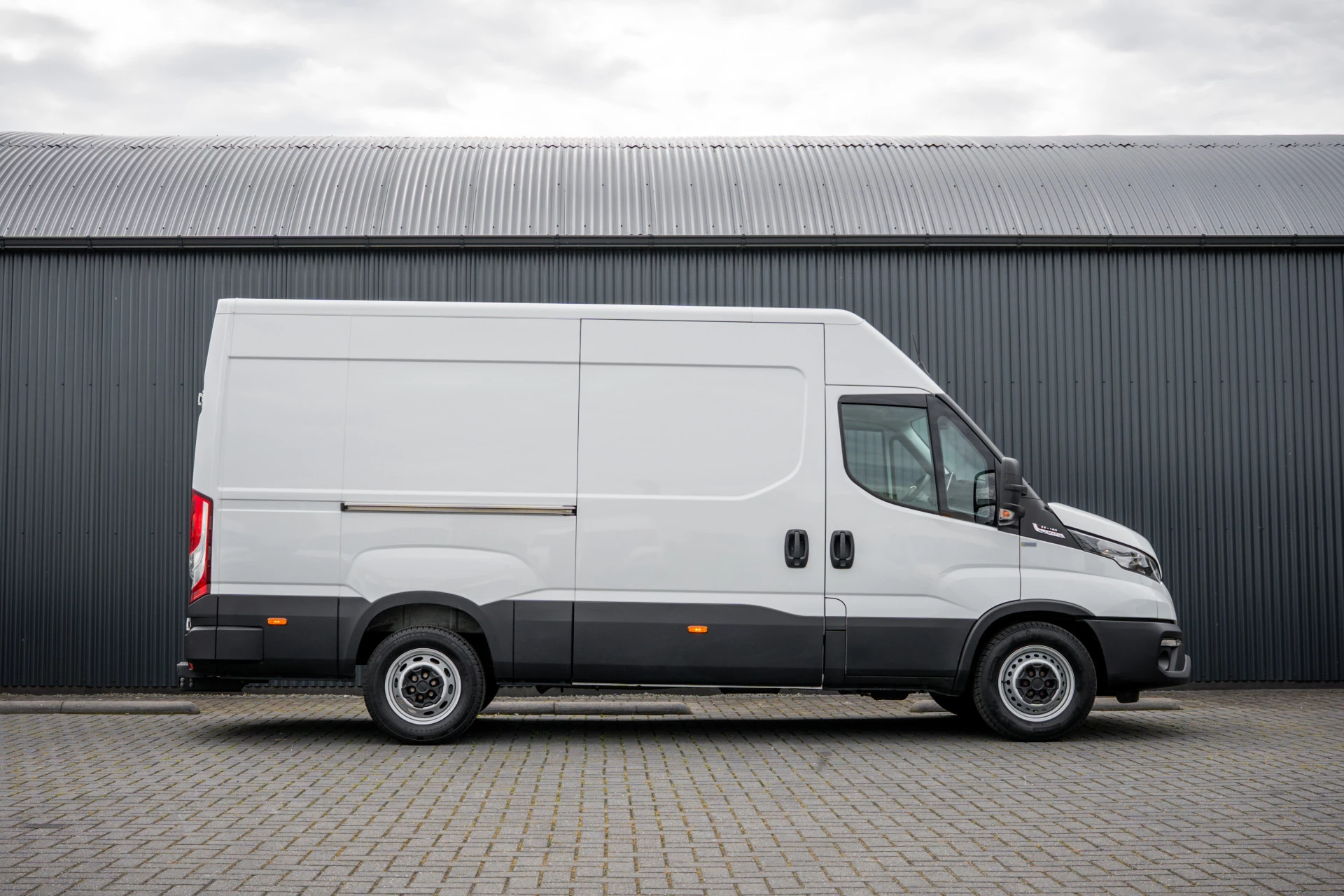 Hoofdafbeelding Iveco 35S18 | 3.0L 180PK | Automaat | NW MODEL | 3.5T Trekgewicht | Camera | Carplay | Climate