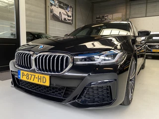 BMW 5 Serie 520i Business Edition Plus M pakket, Pano, 19inch Sfeerverlichting