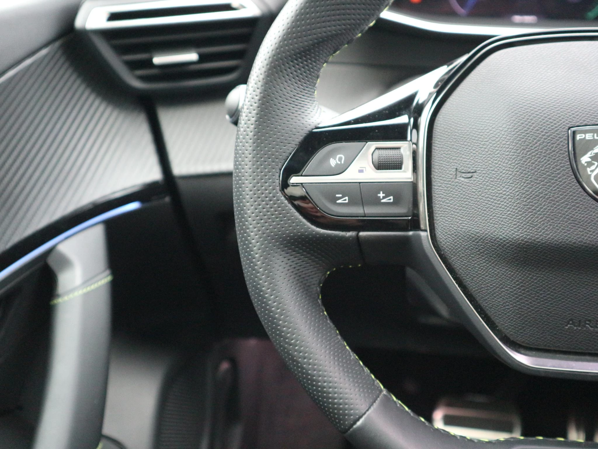 Hoofdafbeelding Peugeot e-2008