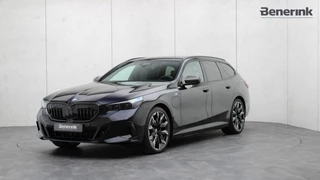 Hoofdafbeelding BMW 5 Serie BMW 5 Serie Touring 530e xDrive M-Sport Pro | Stoelventilatie | Bowers & Wilkins | M Carbon exterieur | Onderstel Professional | Head-up | Panoramadak | Trekhaak