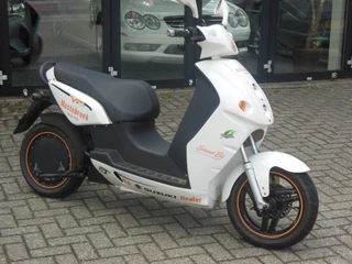 E-Max Snorscooter 110S Staat in De Krim