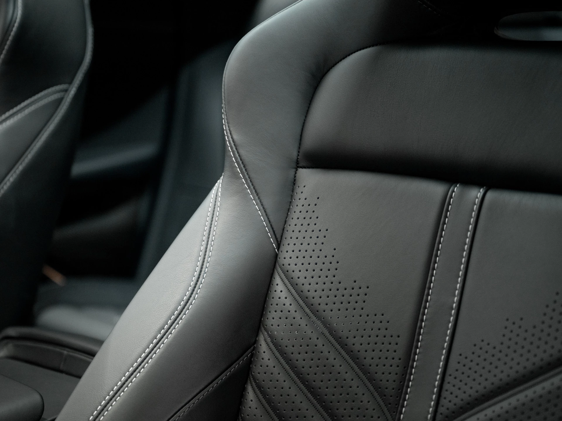 Hoofdafbeelding Aston Martin DBX