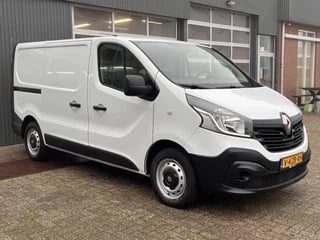 Renault Trafic 1.6 dCi T27 L1H1 Airco Cruise controle Trekhaak 2000kg trekgewicht 3-Persoons Telefoonverbinding Parkeersensoren achter 1e eigenaar Euro 6 Dealer onderhouden