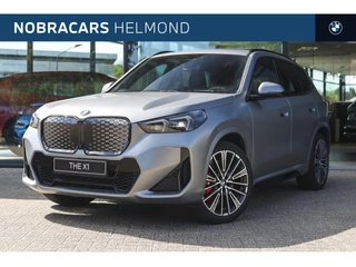 BMW iX1 eDrive20 High Executive M Sport / Panoramadak / Trekhaak / Sportstoelen / M Adaptief onderstel / Adaptieve LED / Comfort Access / Stoelverwarming / Head-Up / Harman-Kardon