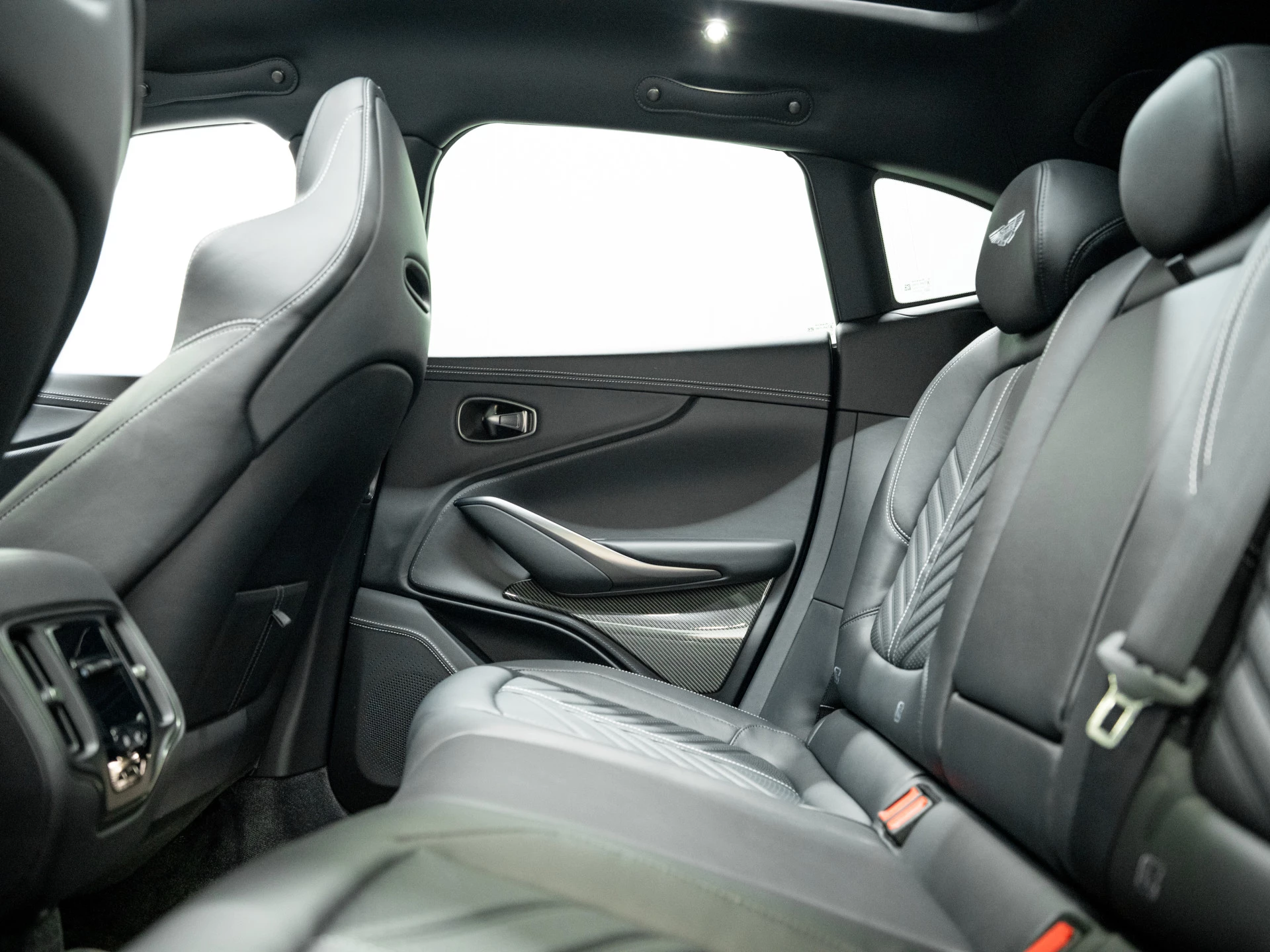 Hoofdafbeelding Aston Martin DBX