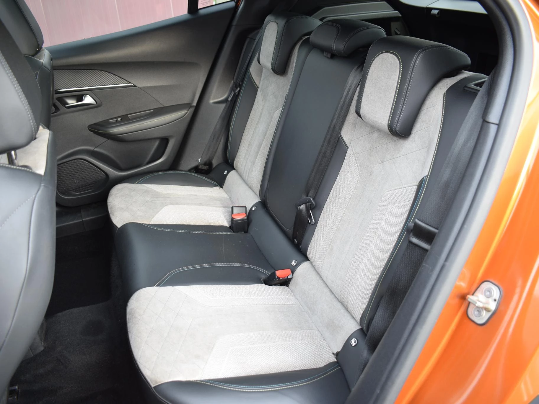 Hoofdafbeelding Peugeot e-2008