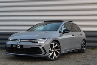 Hoofdafbeelding Volkswagen Golf Volkswagen Golf 1.5 eTSI 3x R-Line | Panoramadak | Trekhaak | IQ Light | Stoelverwarming achter | Stuur verwarming | ACC |