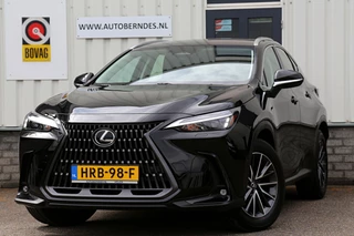 Lexus NX 350h*Fabrieksgarantie t/m02-2034!*Perfect Onderh.*BTW*ACC/Leder/Stoelverw./Stuurverw./Camera/Dodehoek/Rijstrook/Elek. Klep/LED/DAB/Standkachel/Parkeersens.V+A/18 inch LM*