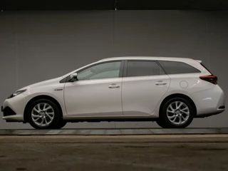 Hoofdafbeelding Toyota Auris Toyota Auris Touring Sports 1.8 Hybrid Dynamic Go Sport (NAVI,CAMERA,CLIMATE,CRUISE,PDC,GETINT,DAB,SPORTSTOELEN,LM VELGEN)