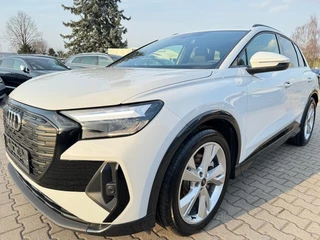 Hoofdafbeelding Audi Q4 e-tron Audi Q4 e-tron 40 S-LINE 82 kWh (150kW/204pk) ** LED, NAVI+, HuD, TREKH, ADAPT. CRUISE, 20-inch LMV ** 1e EIG - € 37.8 onder NP - UNFALLFREI ** ** INFORMEER OOK NAAR ONZE AANTREKKELIJKE FINANCIAL-LEASE TARIEVEN **