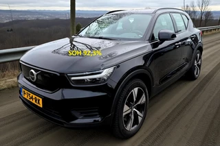 Volvo XC40 Recharge Twin Plus AWD 300kW/408pk Aut. R-Design SOH 92% ADAPT.CRUISE + EL.TREKHAAK + CAMERA + BLIS + PILOT ASSIST + GOOGLE DASHBOARD + LANE ASSIST + SPORTSTOELEN + STOEL-&STUURVERWARMING + PARKSENSOREN V&A + 19" LM-VELGEN!!