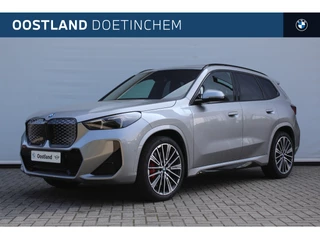 BMW iX1 eDrive20 M Sport / Trekhaak / Sportstoelen / Achteruitrijcamera / M Adaptief onderstel / Comfort Access / Adaptieve LED / Stoelverwarming