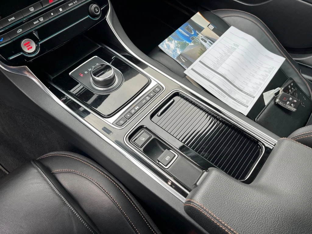 Hoofdafbeelding Jaguar XE
