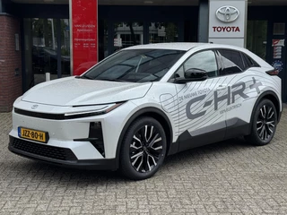 Hoofdafbeelding Toyota C-HR+ Toyota C-HR+ FIRST EDITION 77KWH WLTP 607KM STOEL/STUURVERW BLIND SPOT EL-ACHTERKLEP WARMTEPOMP NAVI PARK-SENSOREN CAMERA CLIMA APPLE/ANDROID 20'' LM-VELGEN