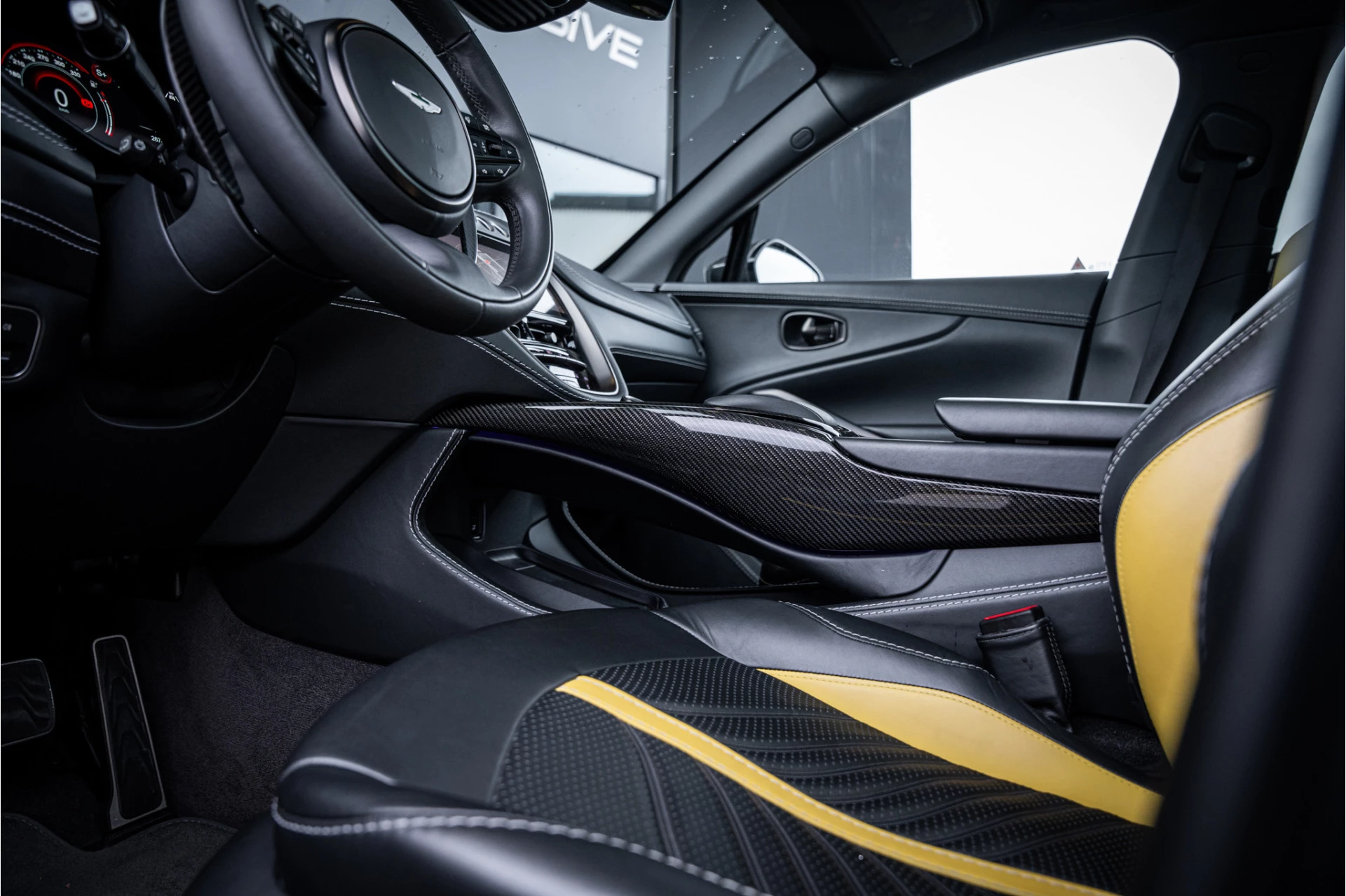 Hoofdafbeelding Aston Martin DBX