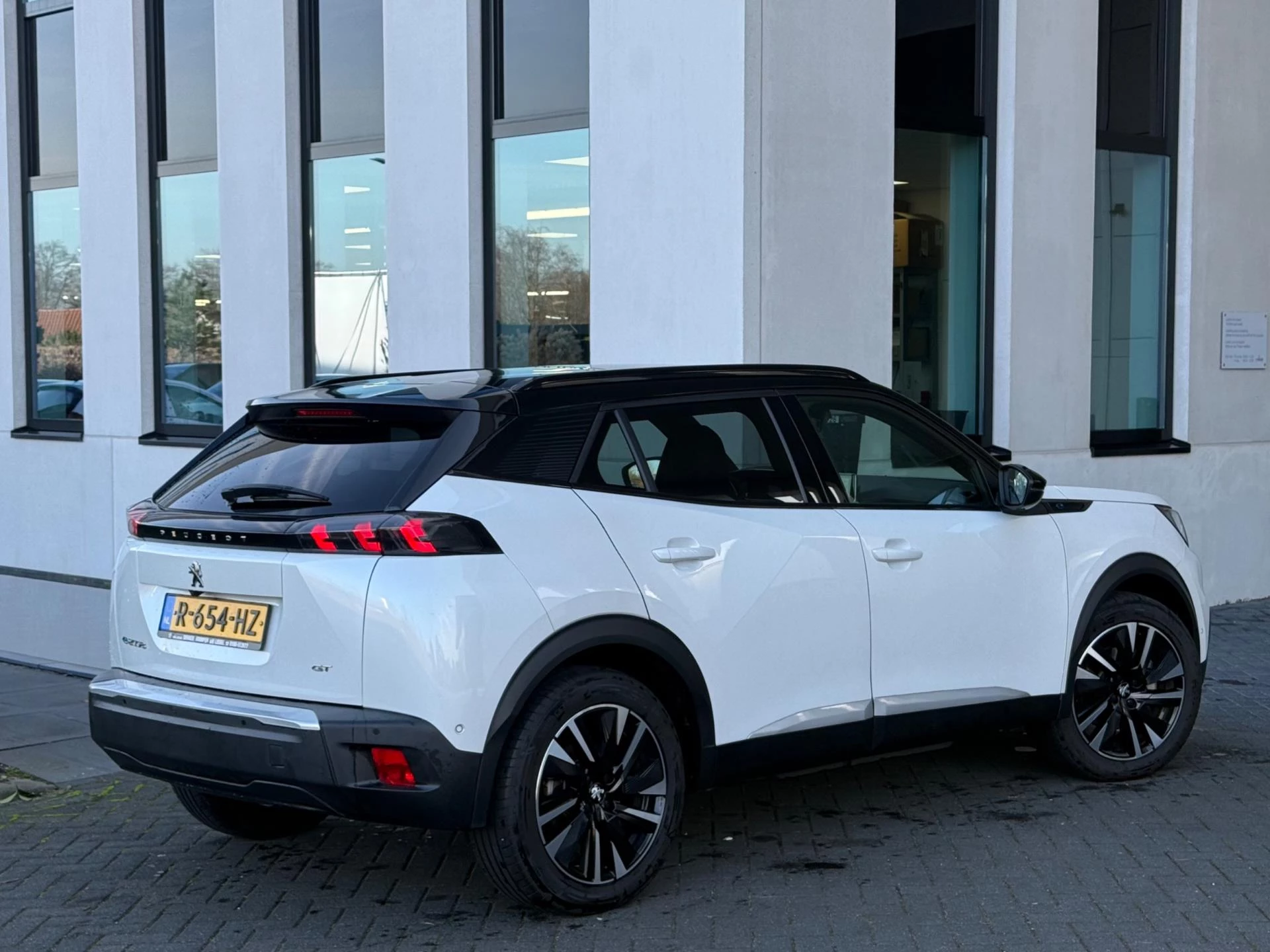 Hoofdafbeelding Peugeot e-2008