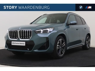 BMW X1 xDrive23i High Executive M Sport Automaat / Panoramadak / Sportstoelen / Trekhaak / Parking Assistant Plus / Head-Up /  Adaptieve LED / M Adaptief onderstel