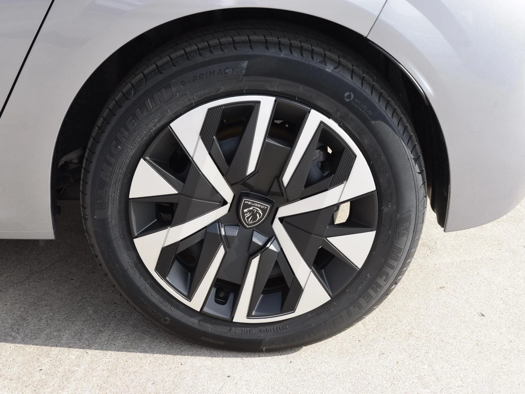 Hoofdafbeelding Peugeot e-208