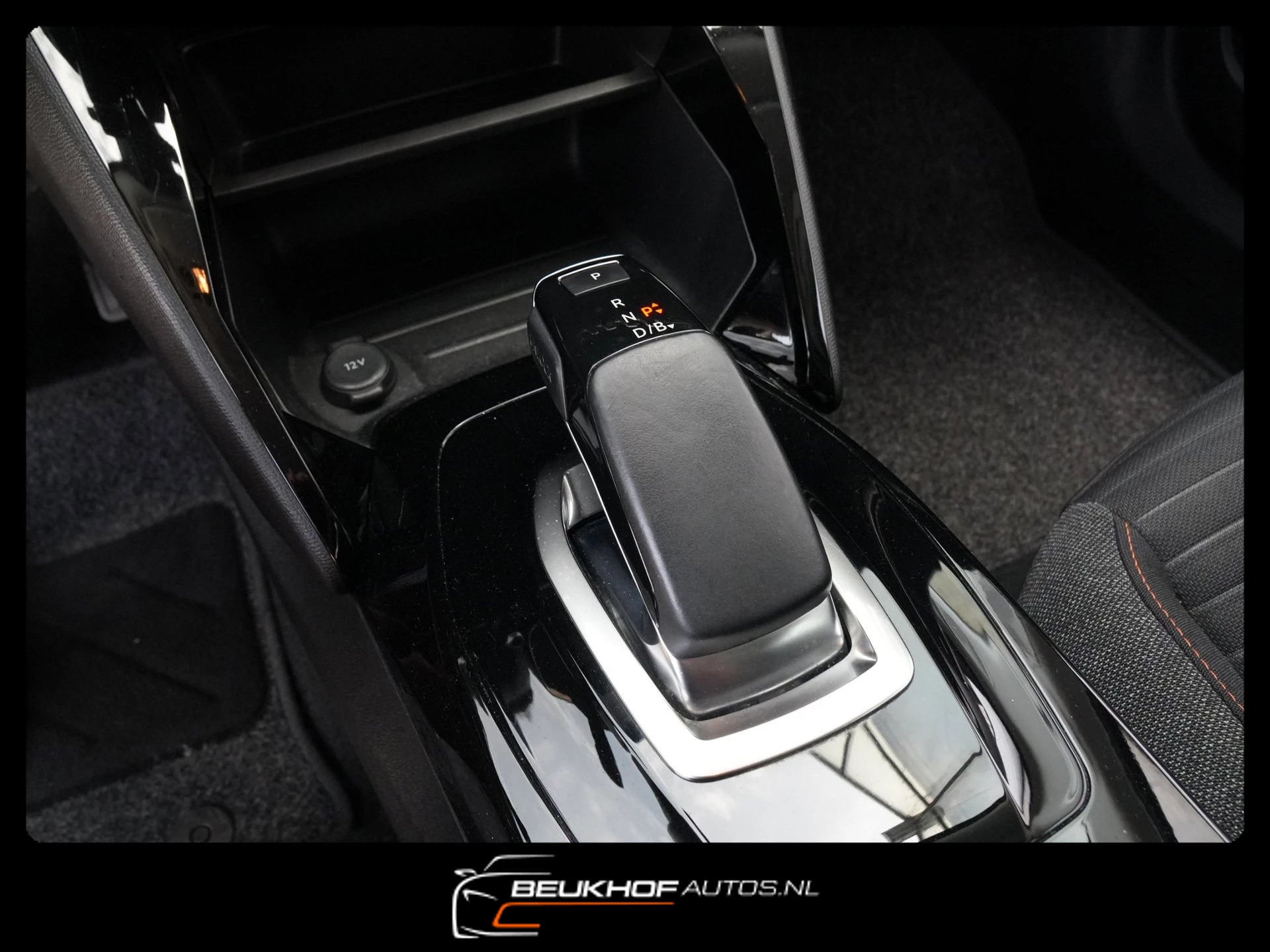 Hoofdafbeelding Peugeot e-2008