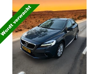 Volvo V40 Cross Country 1.5 T3 112kW/152pk Aut6 Polar+ Luxury PANORAMADAK + NAVI SENSUS + LEER + TREKHAAK + STOELVERWARMING + LED KOPLAMPEN + CAMERA + KEYLESS ENTRY&GO + ALU DAKRAILS + PRIVACY GLASS + PARKSENSOREN + 17" LM-VELGEN!!