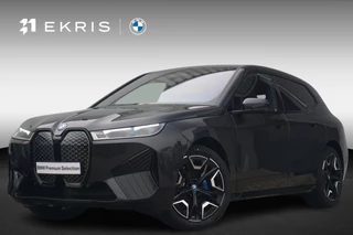 BMW iX xDrive40 M Sport / Trekhaak / Panoramdak Sky Lounge /  Driving Assistant Professional / Parking Assistant Plus / Luchtvering / Soft-Close / Stoelventilatie / BMW Laserlicht / Harman Kardon / 22 Inch