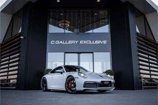 Hoofdafbeelding Porsche 911 Porsche 911 992 3.0 Carrera S - Sport Design l Krijt Grijs l Panorama l Bose