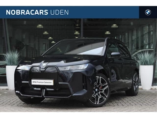 BMW iX xDrive60 M Sport / Panoramadak Sky Lounge / Parking Assistant Professional / Adaptieve LED / M Multifunctionele Stoelen / Active Steering