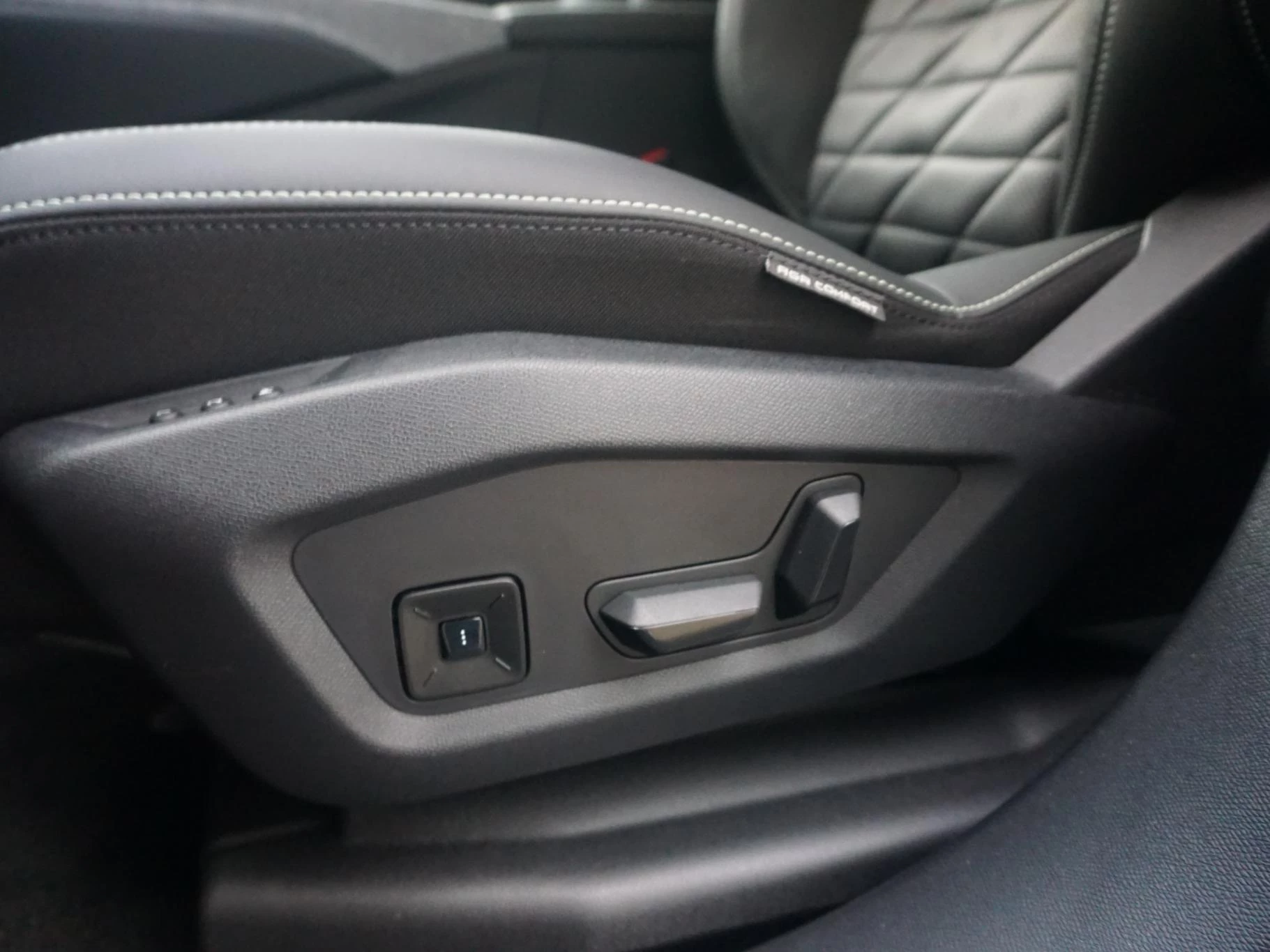 Hoofdafbeelding Peugeot e-3008