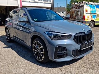 BMW X1 xDrive25e M-SPORT ** LED, NAVI+, PANORAMA, MEM, TREKH, HuD, 19-inch LMV, ** 1e EIG - UNFALLFREI ** ** INFORMEER OOK NAAR ONZE AANTREKKELIJKE FINANCIAL-LEASE TARIEVEN **