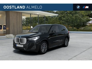 BMW iX1 eDrive20 M Sport / Panoramadak / Trekhaak / Sportstoelen / M Adaptief onderstel / Achteruitrijcamera / Stuurverwarming / Stoelverwarming