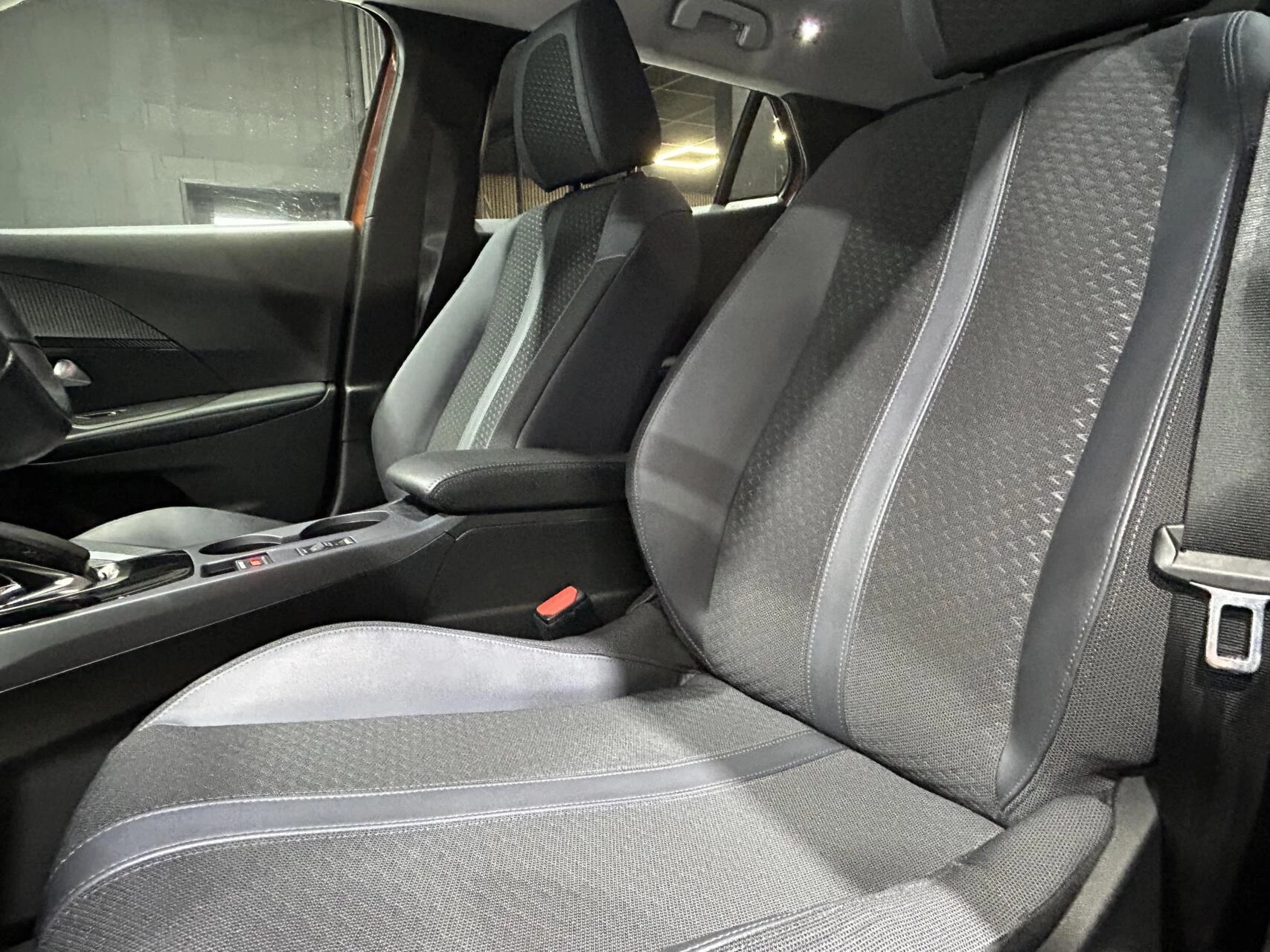 Hoofdafbeelding Peugeot e-2008