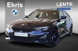 BMW 3 Serie Touring 330e | M Sport Plus | Individual Nachtblau metallic | Glazen Panoramadak | Trekhaak Elektrisch | Carbon | Head-Up Display | Stoelverwarming | Leder | Camera | 19" M Dubbelspaak | PS | Lentevoordeel