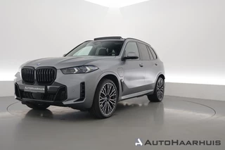 BMW X5 xDrive50e M Sport Frozen pure Grey | Skylounge | Soft Close | Achterasbesturing | 360cam | B&W Aduio | 22'' | Stoelvent. | Carbon | Luchtvering