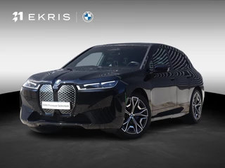 BMW iX xDrive40 | High Executive | Sportpakket | Trekhaak | Driving Assistant Prof. | Harman Kardon | Sky Lounge | Active Steering | Soft-Close | Warmte Comfort Pack | Parking Assistant Plus | Comfort Access | 22'' LMV