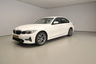BMW 3 Serie Sedan 320i | LED | Navigatie | Sportstoelen | Clima | PDC | Shadow line | Alu 17 inch