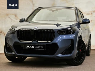 Hoofdafbeelding BMW X1 BMW X1 xDrive30e M Sport Pro, M stoelen, pano, tr.haak, H/K, 20", HUD, ACC, keyless, privacy