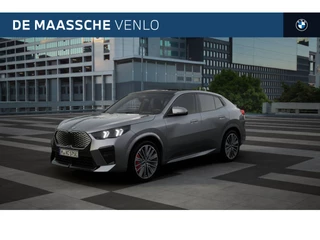 BMW iX2 eDrive20 High Executive M Sport / Panoramadak / Trekhaak / Sportstoelen / M Adaptief onderstel / Adaptieve LED / Parking Assistant Plus / Head-Up / Stuurverwarming