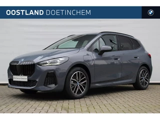 Hoofdafbeelding BMW 2 Serie BMW 2 Serie Active Tourer 225e xDrive M Sport Automaat / Panoramadak / Trekhaak / M Adaptief onderstel / Adaptieve LED / Sportstoelen / Comfort Access