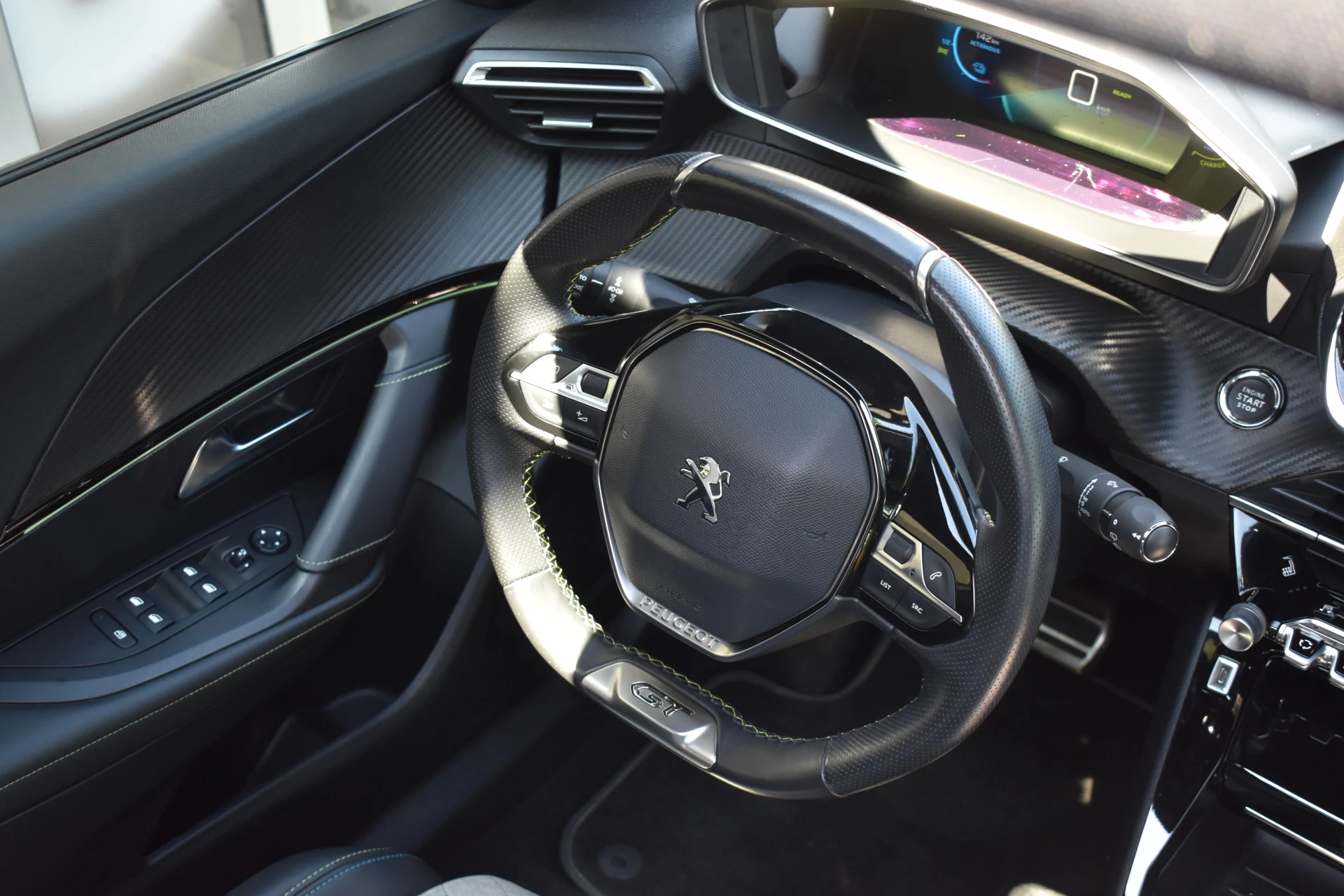 Hoofdafbeelding Peugeot e-2008