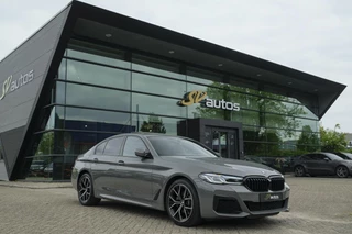 BMW 5-serie 520i 184pk M-sport Schuifdak *BTW* Comfortstoelen Individual Sfeerverlichting NLauto 1e Eigenaar