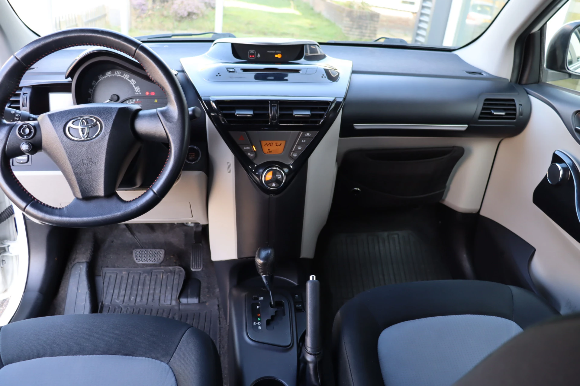 Hoofdafbeelding Toyota iQ