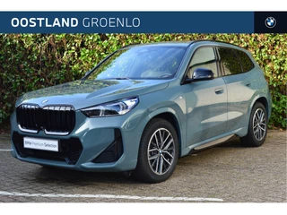 BMW X1 sDrive20i High Executive M Sport Automaat / Panoramadak / Trekhaak / Sportstoelen / Adaptieve LED / Adaptief M Onderstel / Parking Assistant Plus / Comfort Access