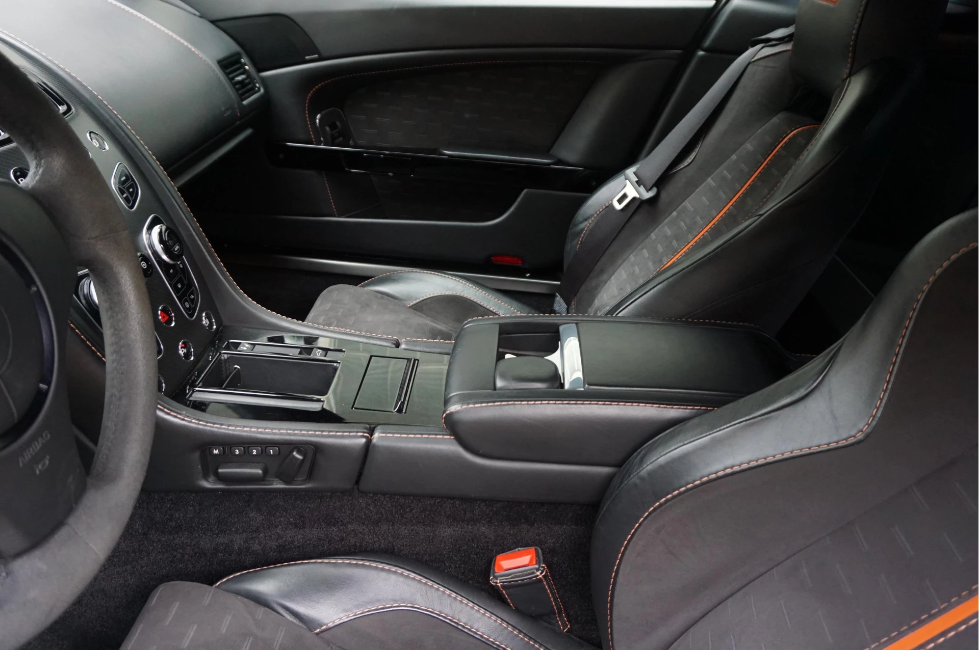 Hoofdafbeelding Aston Martin V8 Vantage