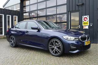 BMW 3 Serie 320i High Executive Edition M-Sport | NL-Auto | Leder | Pano | 19'' | Carplay | Sfeer