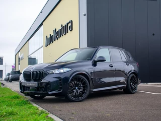Hoofdafbeelding BMW X5 BMW X5 xDrive50e | M Sport | Trekhaak | Achteras besturing | Schuif-/kantel Pano | Adapt. Cruise | Adapt. LED | Massage | Softclose | Head-up |