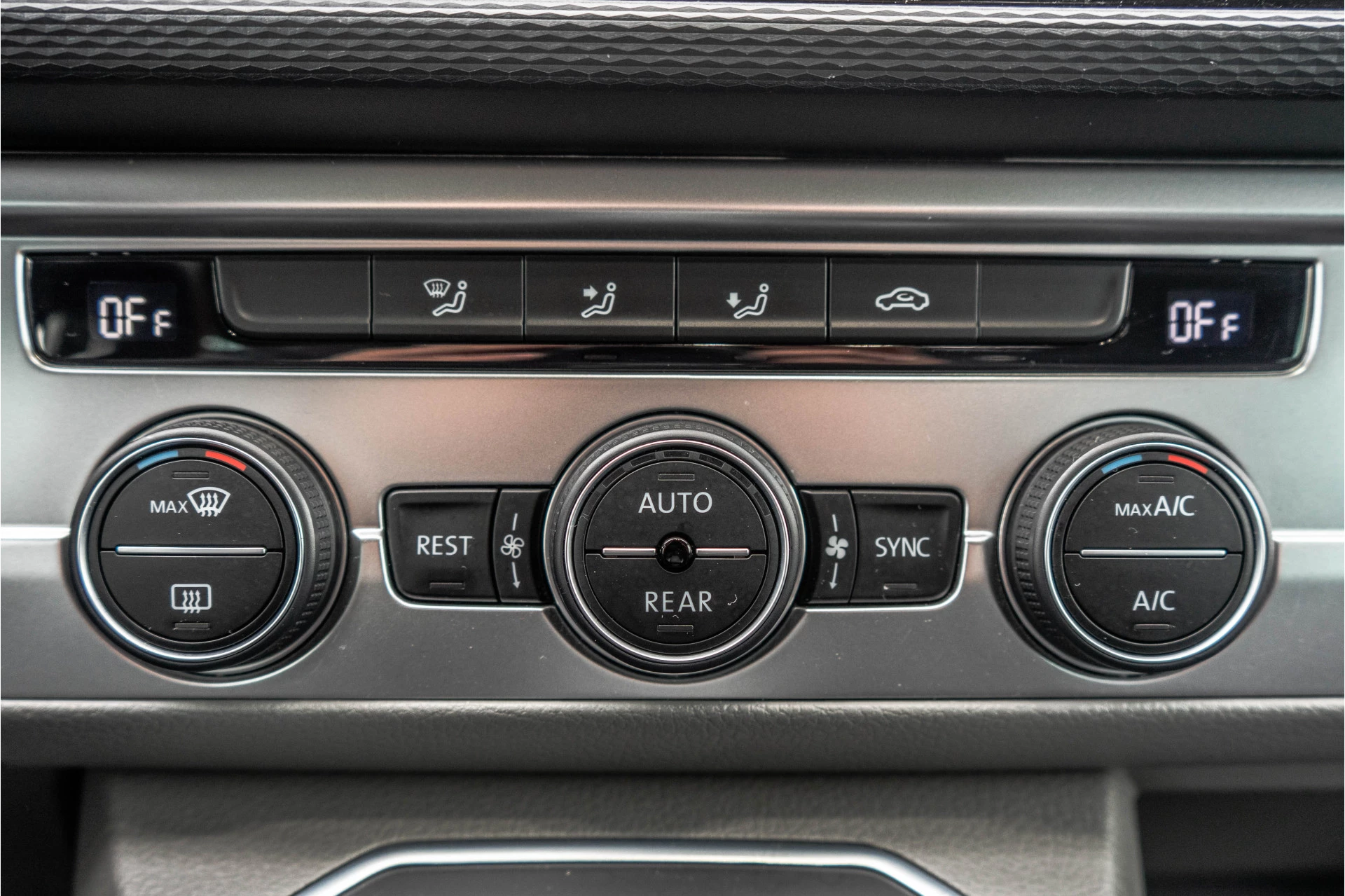 Hoofdafbeelding Volkswagen Carravelle | Automaat | Led | Camera | Carplay | Navi | Zijschuifdeur R+L | Adapt.Cruise | Trekhaak