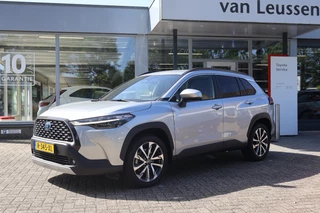 Toyota Corolla Cross 2.0 HYBRID 184PK FIRST-EDITION BLIND-SPOT EL-ACHTERKLEP LM-VELGEN KEYLESS PARK-SENSOREN STOELVERW DRAADLOOS-LADEN AD-CRUISE BLUETOOTH