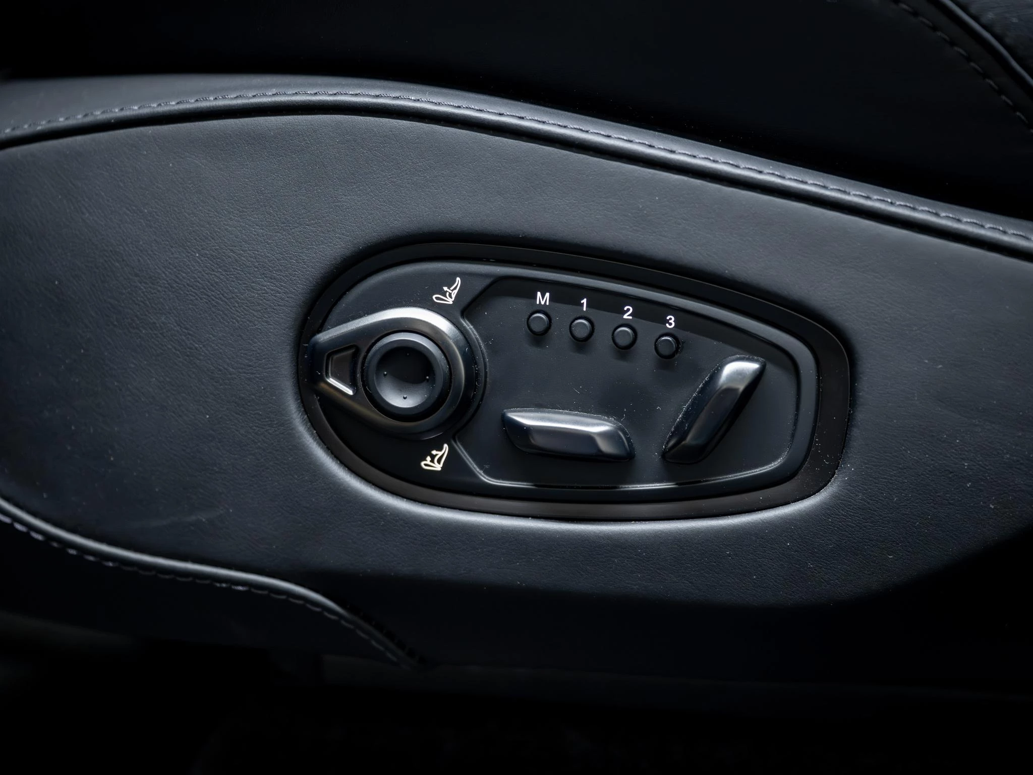 Hoofdafbeelding Aston Martin DBX