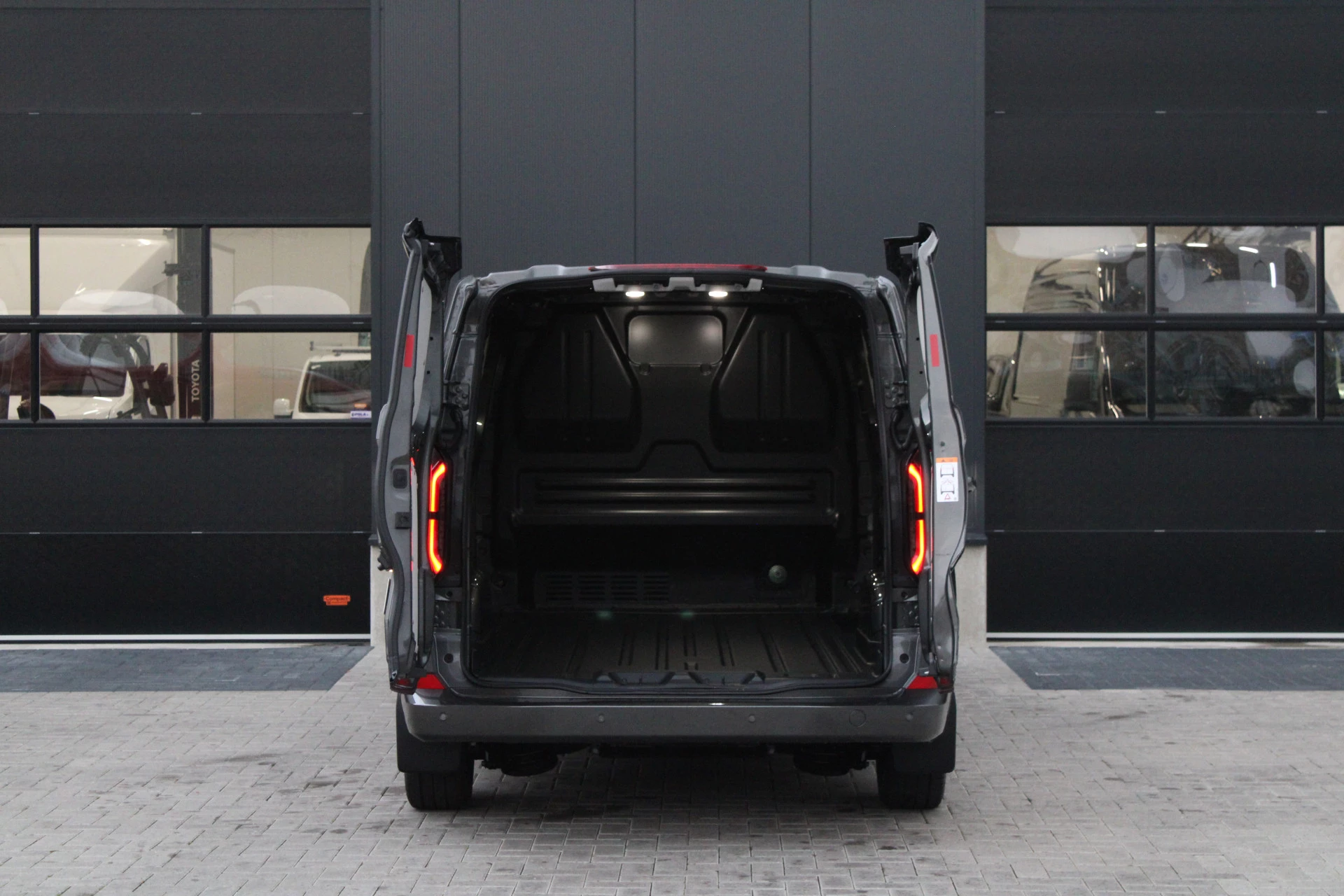 Hoofdafbeelding Ford E-Transit Custom